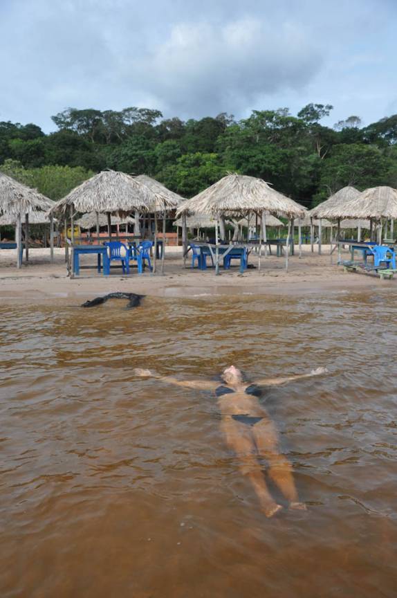 Relaxando no rio Tapajós em Pindobal, praia próxima à Alter do Chão - PA